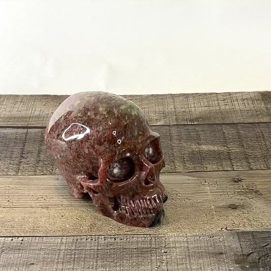 5" Extra-Detailed Garnet Skull - Video